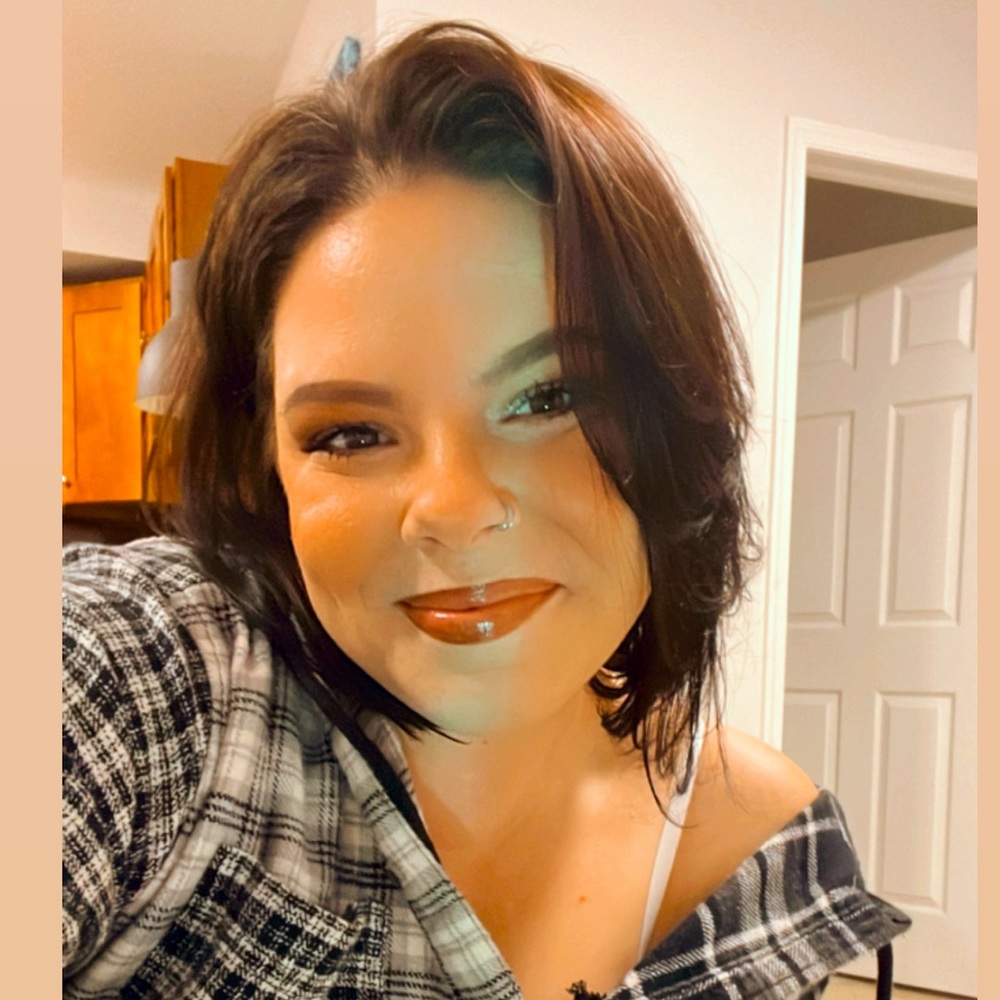 MEET THE POSHER - Hi! I’m Gina. Welcome 😁